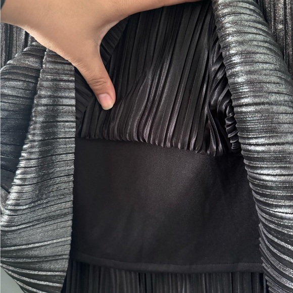 Elegant Black Pleated Skirt - Picture 2 of 4